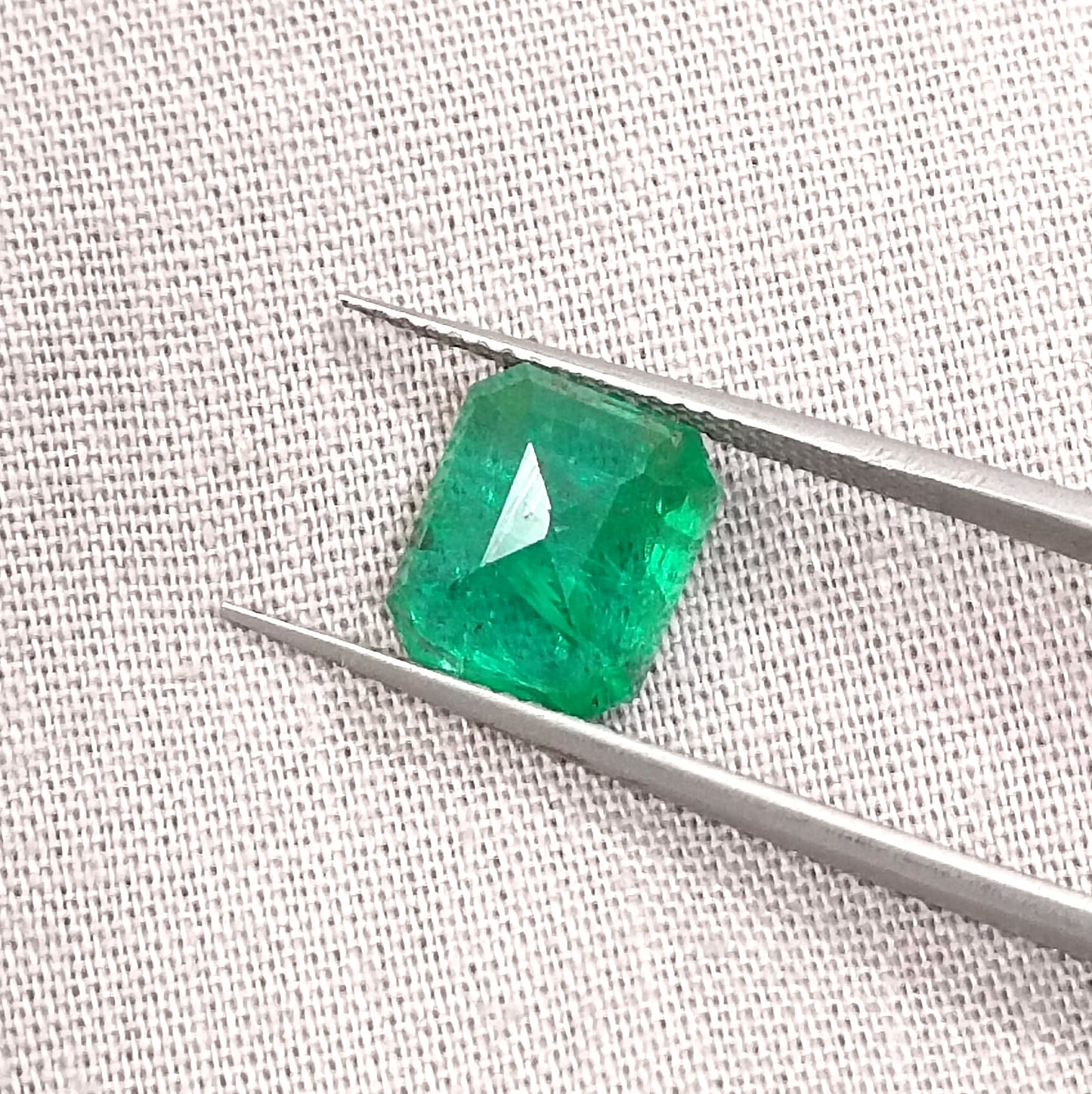 2.58ct Vivid Green Swat Emerald, 100% Natural Gemstone