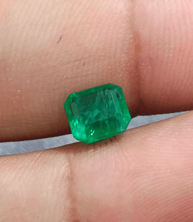 GSI Certified 1.70ct Medium İntense Green Swat Emerald , 100% Natural Earth Mined Gemstone - SMSGEMS 
