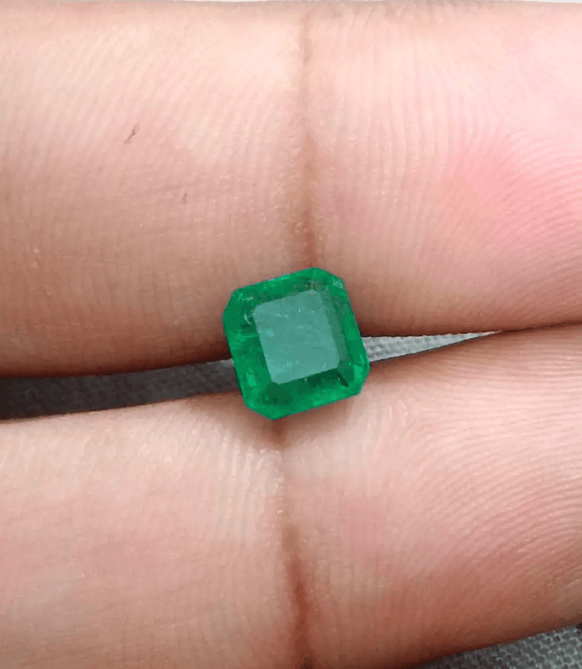 GSI Certified 1.70ct Medium İntense Green Swat Emerald , 100% Natural Earth Mined Gemstone - SMSGEMS 