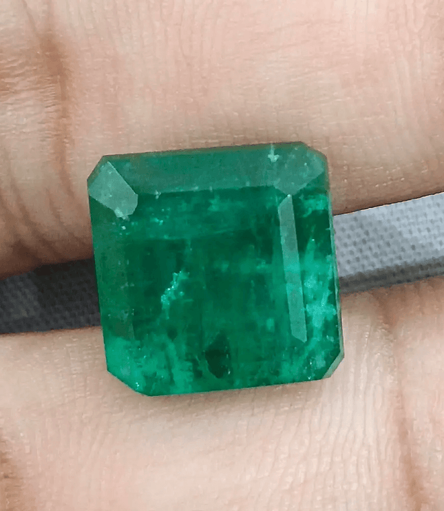 10.81ct Deep Green Swat Emerald Gemstone - SMSGEMS 