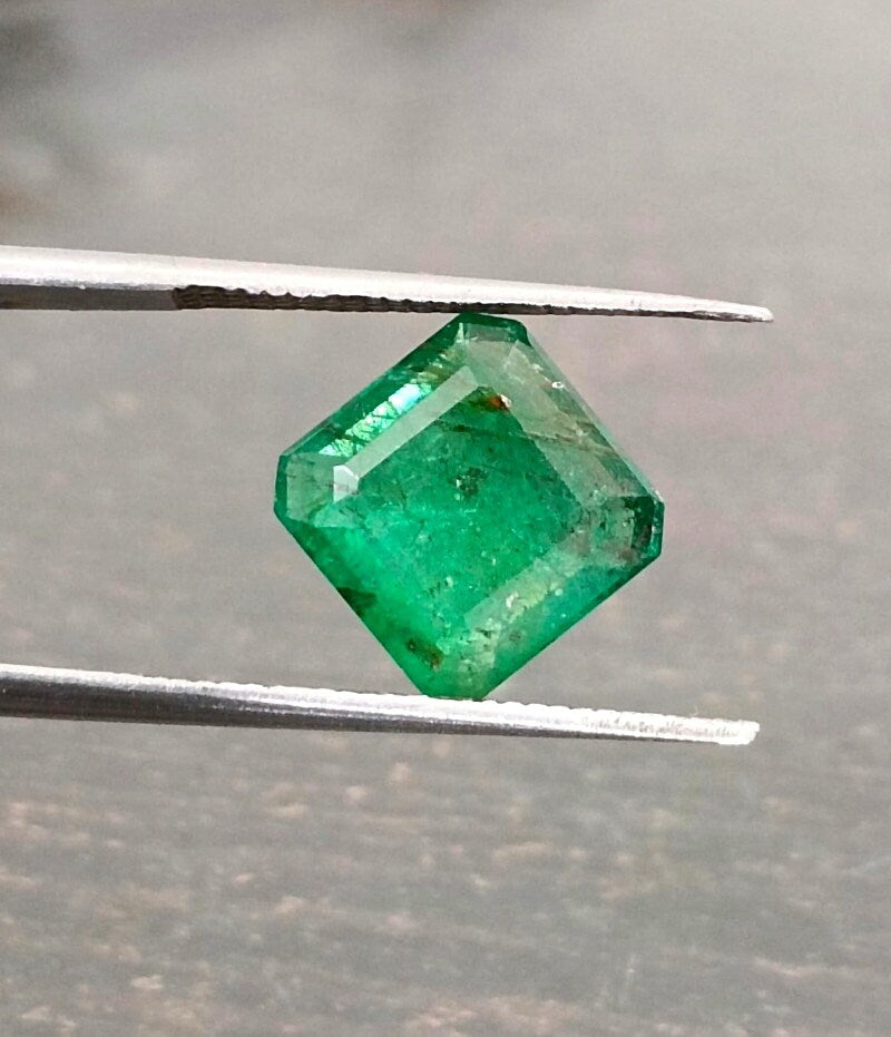 2.56ct Deep Vivid Green Emerald, 100% Natural Gem