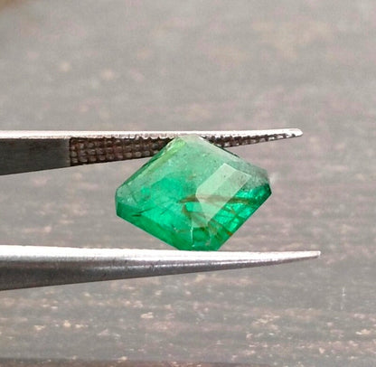 2.56ct Deep Vivid Green Emerald, 100% Natural Gem