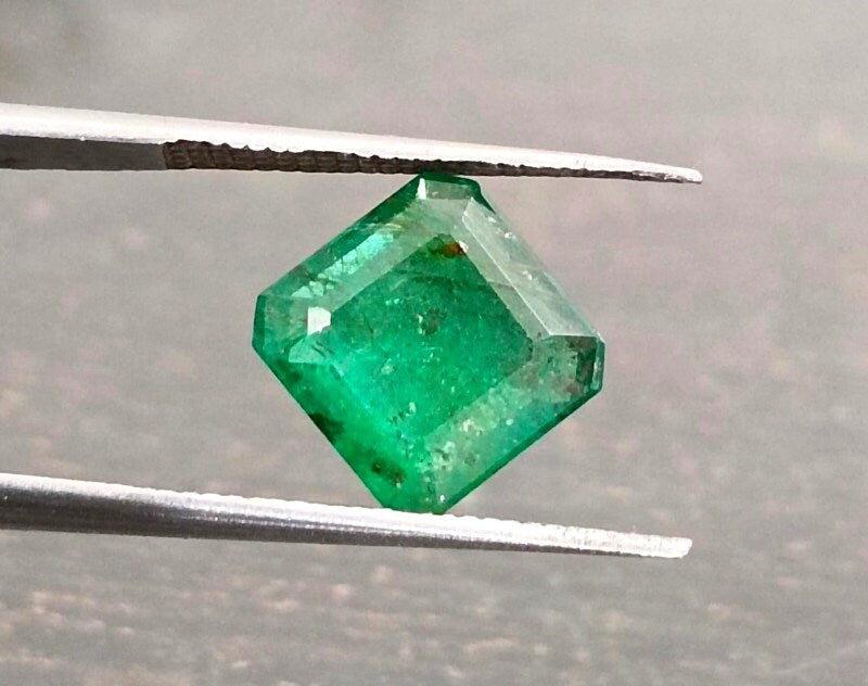 2.56ct Deep Vivid Green Emerald, 100% Natural Gem