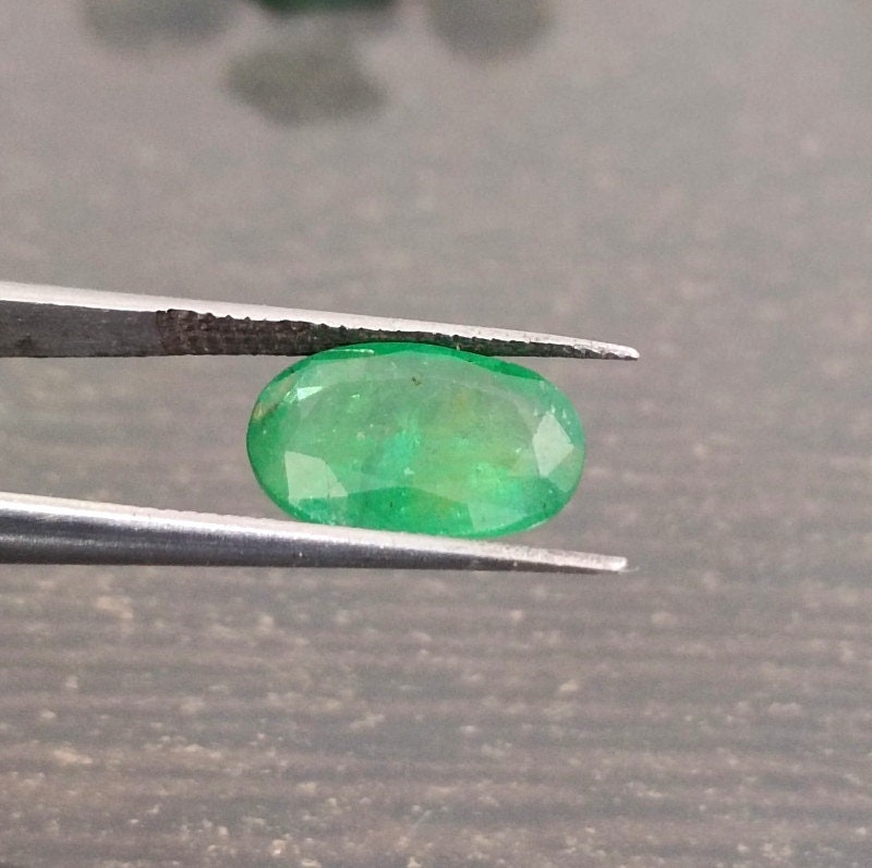 2.23ct Vivid Green Emerald, 100% Natural Gem