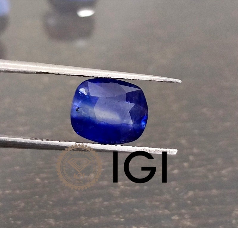 2.68ct IGI Certified Royal Blue Ceylon Sapphire, 100% Natural only heated Earth Mined Gemstone.