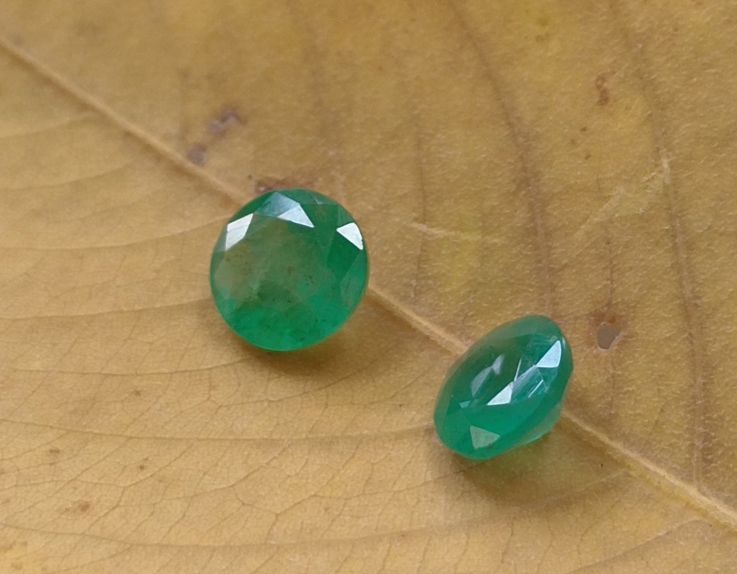 1.68ct / 2pcs Round Emerald , 100% Natural Earth Mined Gem.