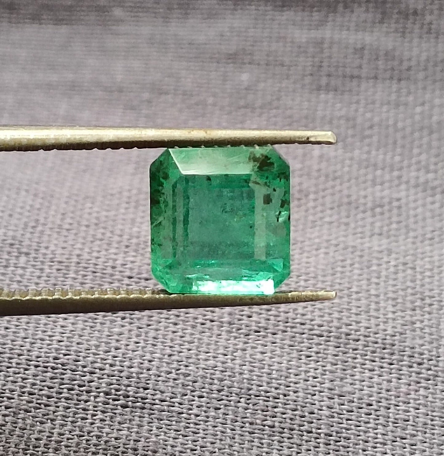 2.40ct Medium Vivid  Zambian Emerald , 100% Natural Earth Mined Gem.