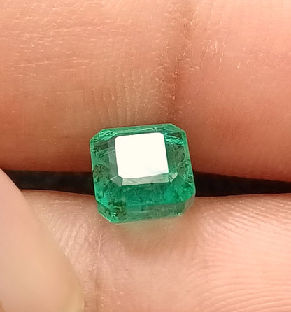 2.40ct Medium Vivid  Zambian Emerald , 100% Natural Earth Mined Gem.