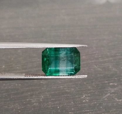 2,77 ct leuchtend grüner Smaragd (Farbzonen), 100 % natürlicher, aus der Erde abgebauter Edelstein.