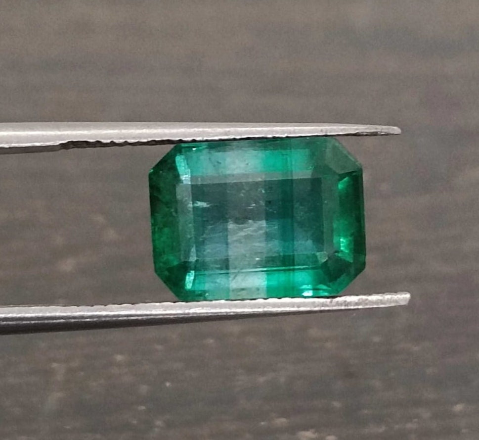 2,77 ct leuchtend grüner Smaragd (Farbzonen), 100 % natürlicher, aus der Erde abgebauter Edelstein.