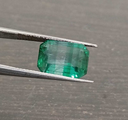 2,77 ct leuchtend grüner Smaragd (Farbzonen), 100 % natürlicher, aus der Erde abgebauter Edelstein.