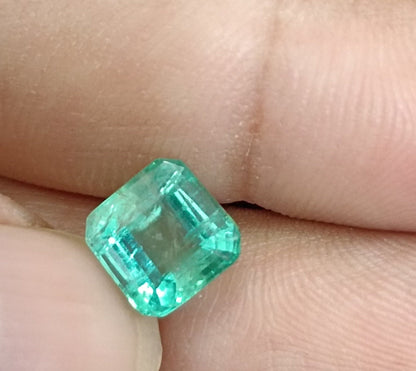 2.47ct Shiny Colombian Emerald , 100% Natural Earth Mined Gem.