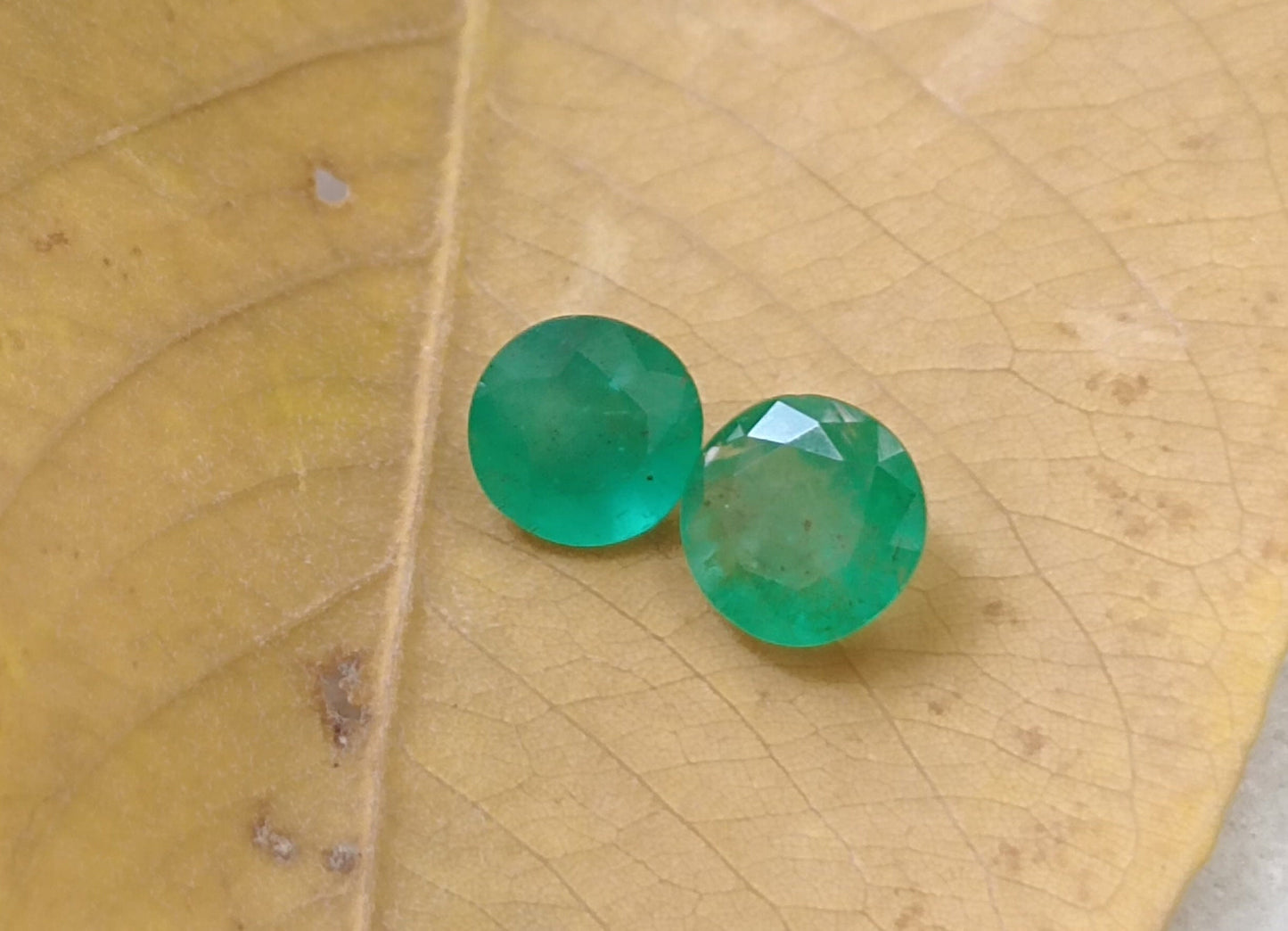 1.68ct / 2pcs Round Emerald , 100% Natural Earth Mined Gem.