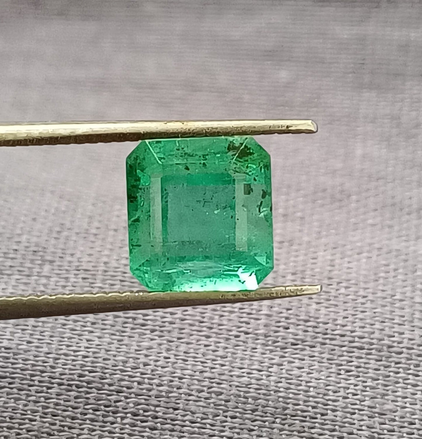 2.40ct Medium Vivid  Zambian Emerald , 100% Natural Earth Mined Gem.