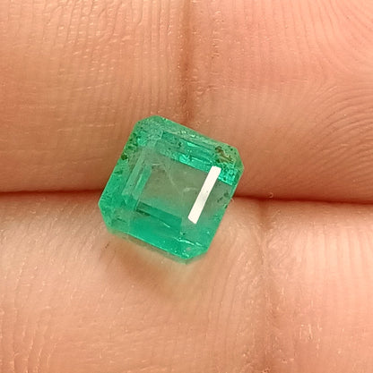 2.40ct Medium Vivid  Zambian Emerald , 100% Natural Earth Mined Gem.