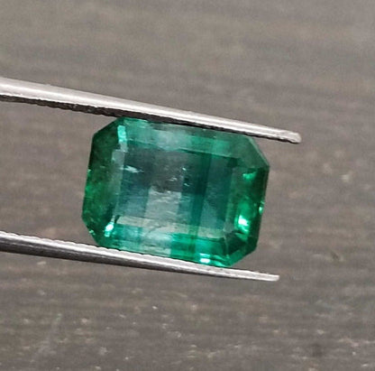 2,77 ct leuchtend grüner Smaragd (Farbzonen), 100 % natürlicher, aus der Erde abgebauter Edelstein.