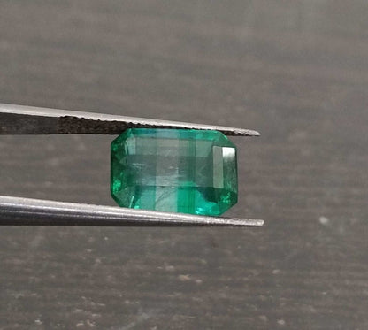 2,77 ct leuchtend grüner Smaragd (Farbzonen), 100 % natürlicher, aus der Erde abgebauter Edelstein.