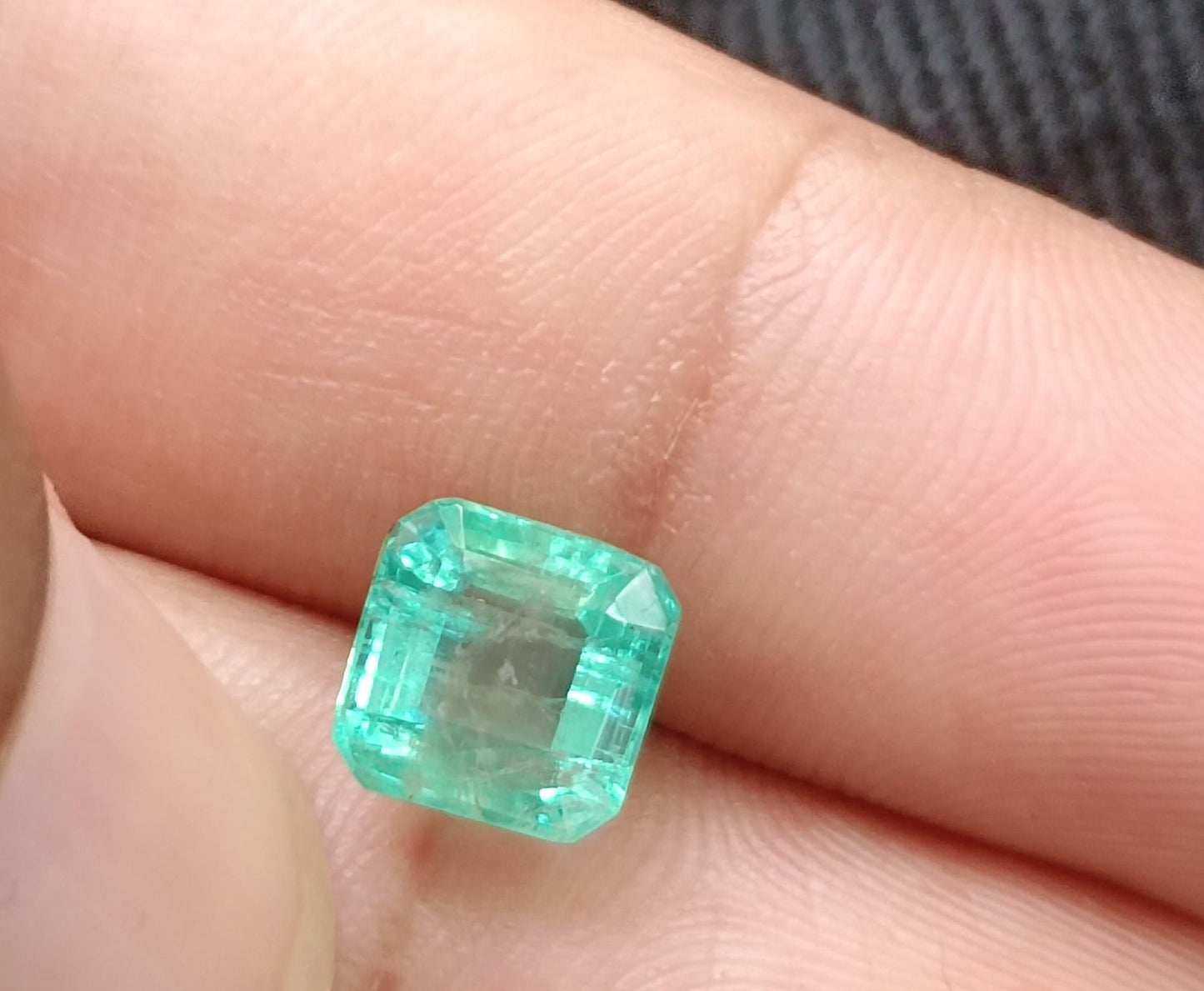 2.47ct Shiny Colombian Emerald , 100% Natural Earth Mined Gem.