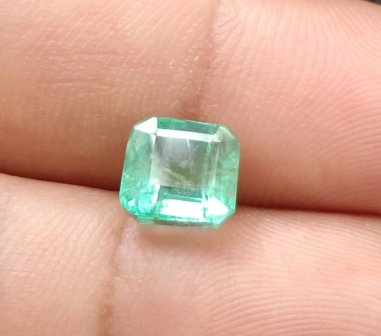 2.47ct Shiny Colombian Emerald , 100% Natural Earth Mined Gem.