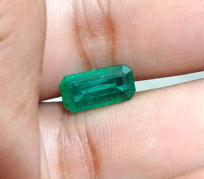 GSI Certified 3.60ct Medium Vivid Green Swat Emerald , 100% Natural Earth Mined Gem.