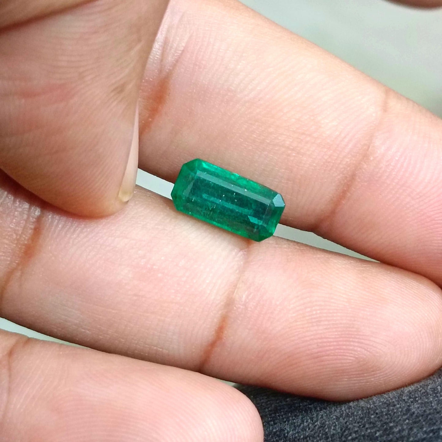 GSI Certified 3.60ct Medium Vivid Green Swat Emerald , 100% Natural Earth Mined Gem.