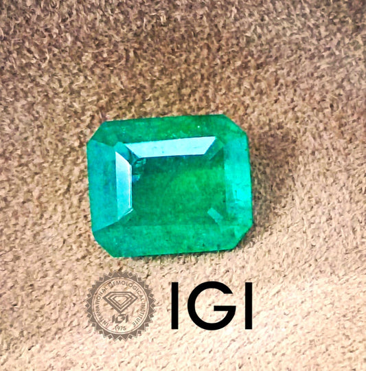 4.12ct IGI Certified Vivid Green Emerald Cut Swat Emerald, 100% Natural Earth Mined Gemstone.