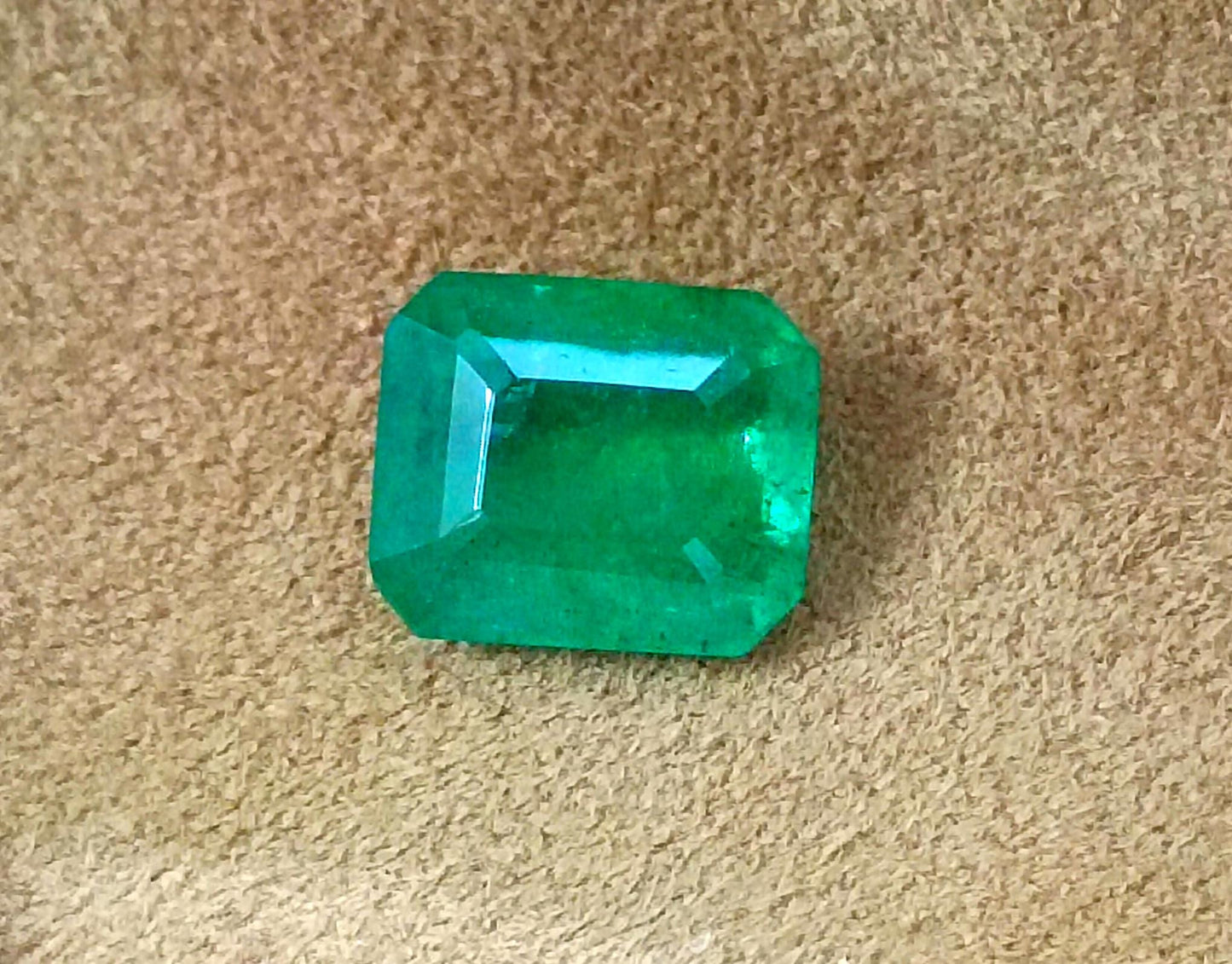 4.12ct IGI Certified Vivid Green Emerald Cut Swat Emerald, 100% Natural Earth Mined Gemstone.