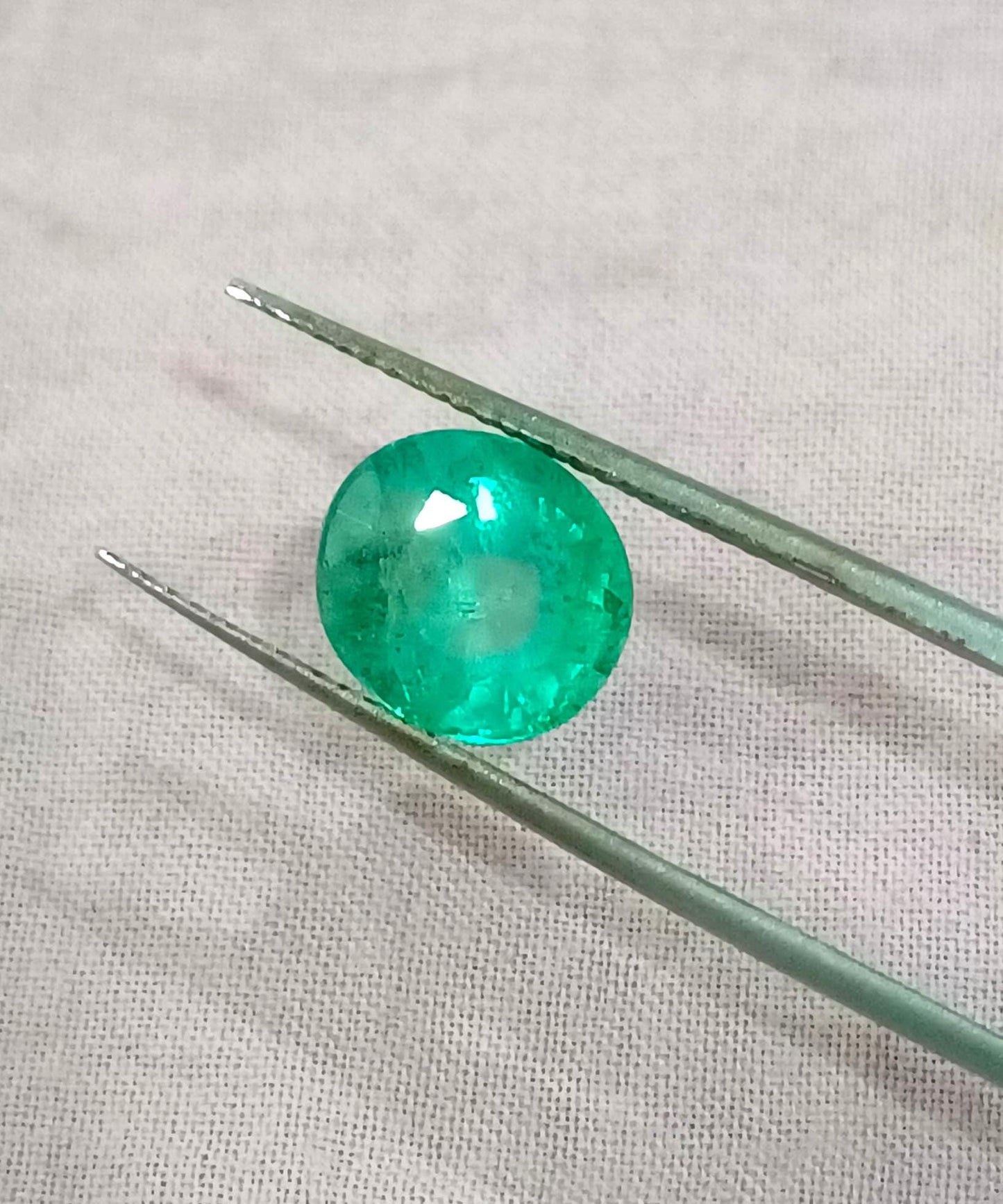 2.34ct Vivid Green Colombian Emerald, 100% Natural Gemstone