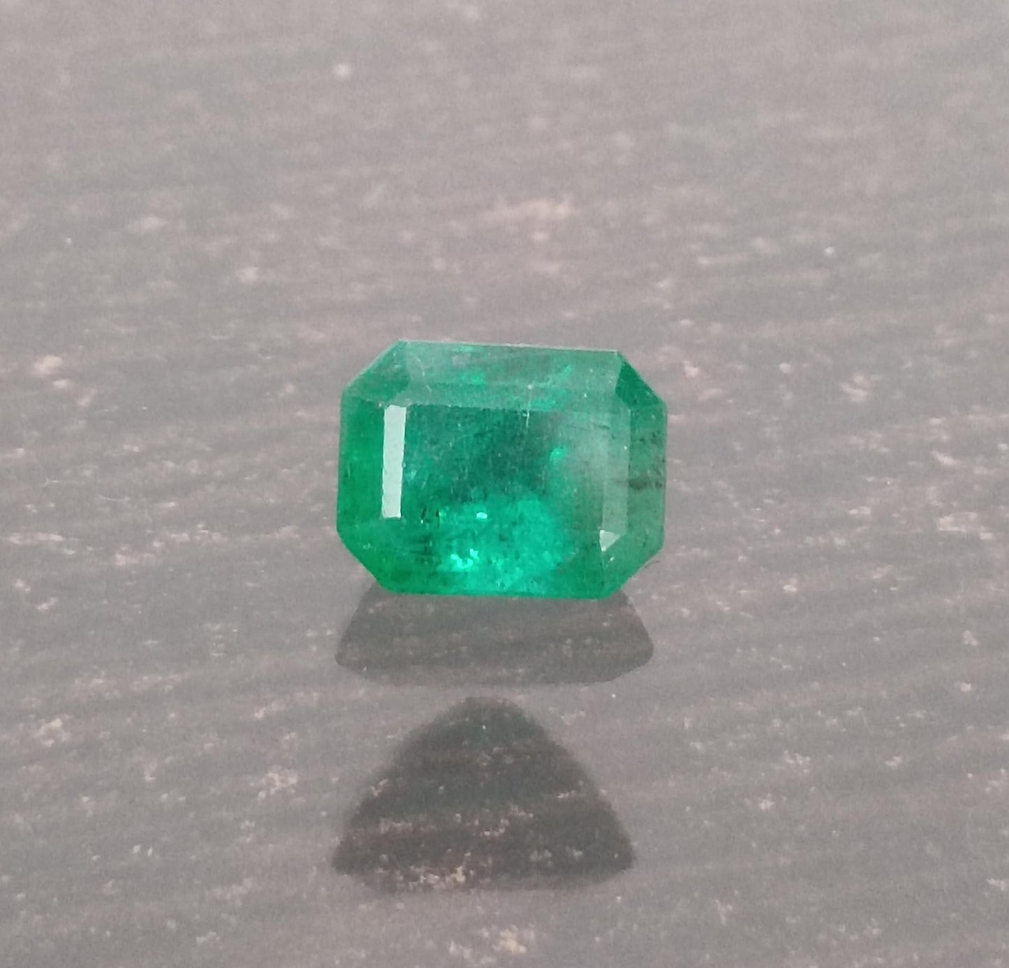 2.38ct Swat Emerald , 100% Natural Earth Mined Gem.