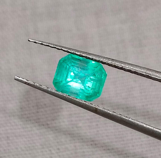 0.87ct Exceptional luster Colombian Emerald , 100% Natural Earth Mined Gemstone