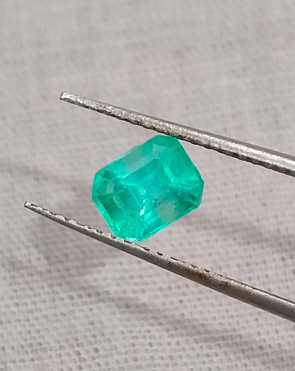 0.87ct Exceptional luster Colombian Emerald , 100% Natural Earth Mined Gemstone