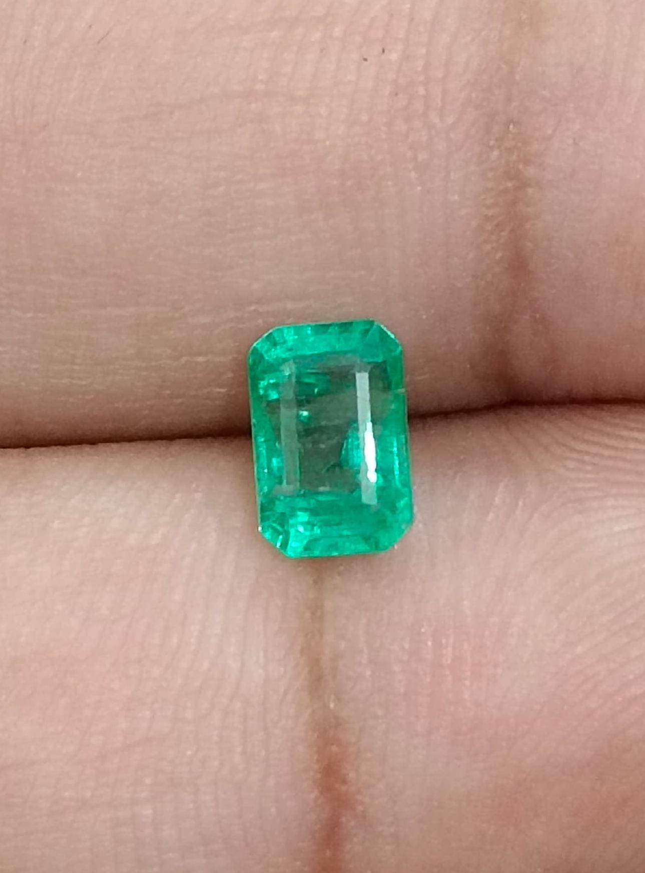 0.99ct Bright Green Emerald , 100% Natural Earth Mined Gemstone