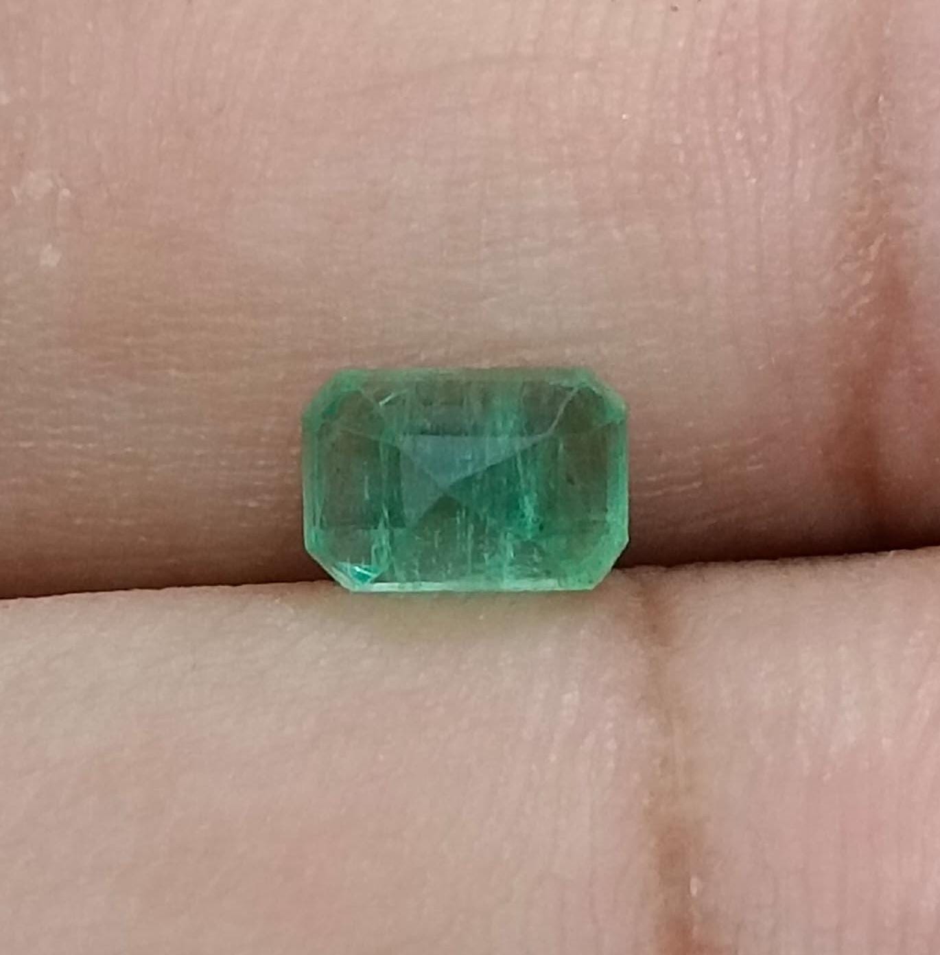 0.99ct Bright Green Emerald , 100% Natural Earth Mined Gemstone