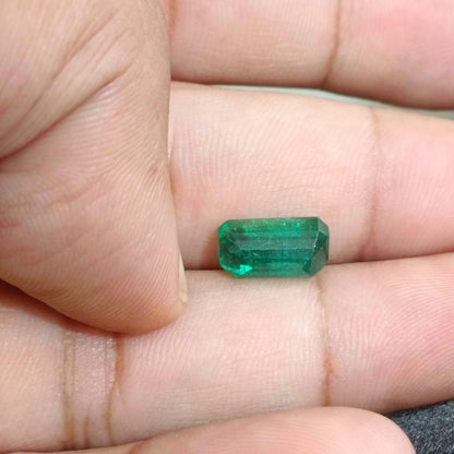 GSI Certified 3.60ct Medium Vivid Green Swat Emerald , 100% Natural Earth Mined Gem.