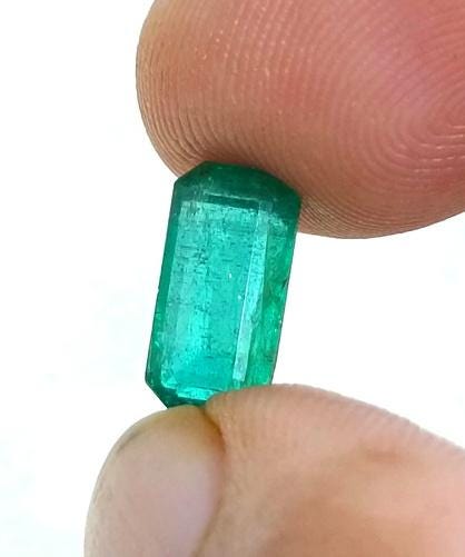 GSI Certified 3.60ct Medium Vivid Green Swat Emerald , 100% Natural Earth Mined Gem.