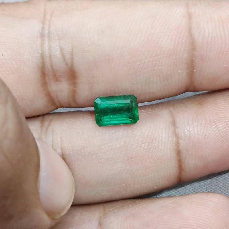 GSI Certified 1.64ct AAA Grade Zambian Emerald , 100% Natural Earth Mined Gem.