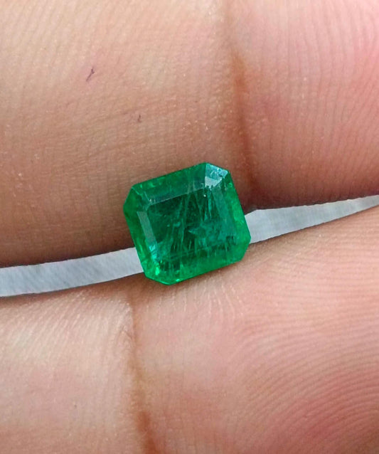 GSI Certified 1.70ct Medium İntense Green Swat Emerald , 100% Natural Earth Mined Gemstone