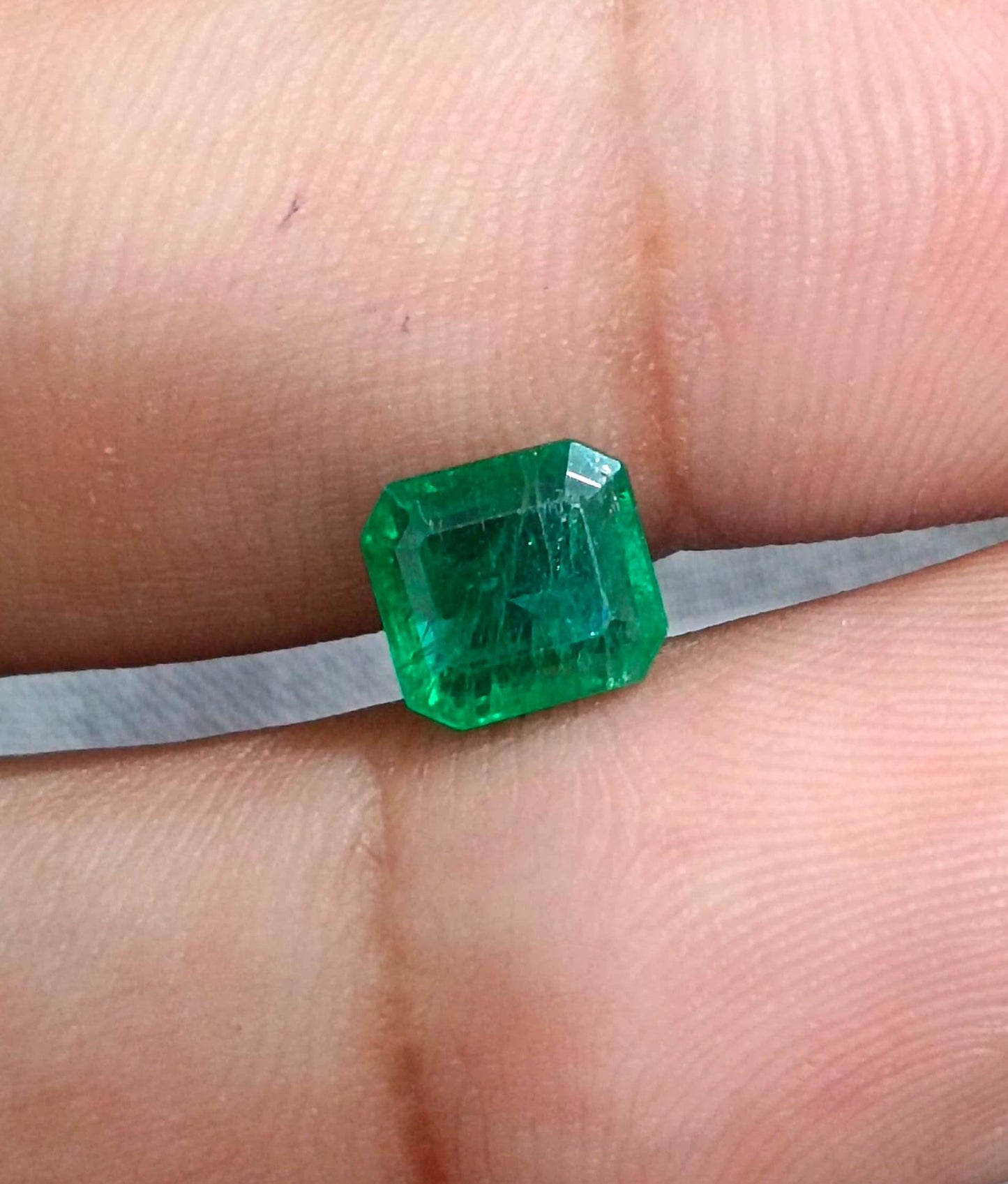 GSI Certified 1.70ct Medium İntense Green Swat Emerald , 100% Natural Earth Mined Gemstone