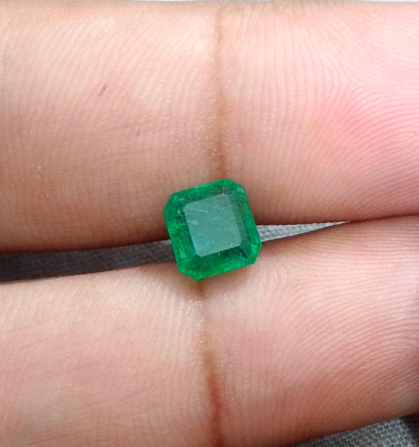 GSI Certified 1.70ct Medium İntense Green Swat Emerald , 100% Natural Earth Mined Gemstone