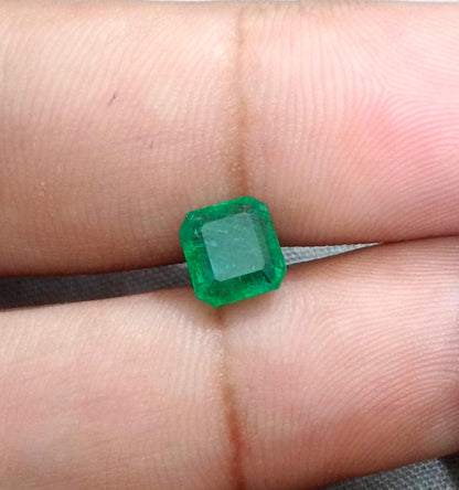 GSI Certified 1.70ct Medium İntense Green Swat Emerald , 100% Natural Earth Mined Gemstone