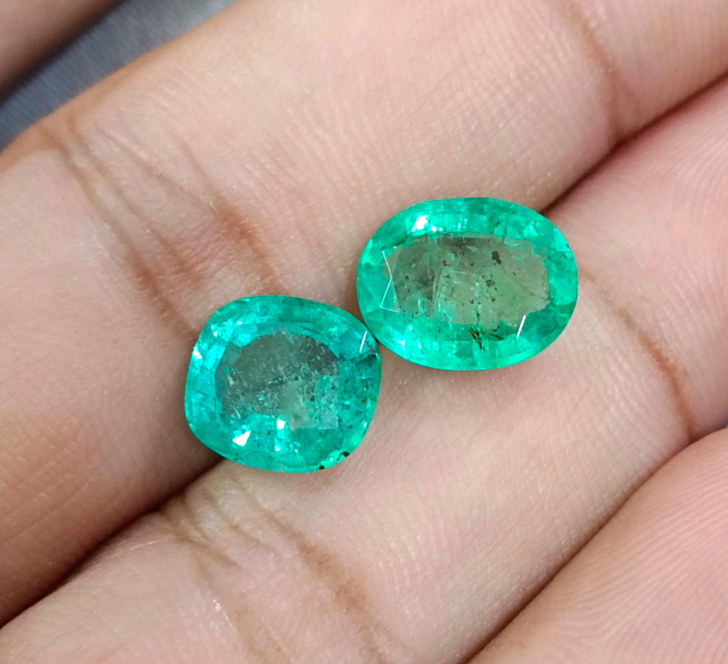 6.71ct/ 2 pcs Zambian Emeralds , 100% Natural Earth Mined Gemstones.