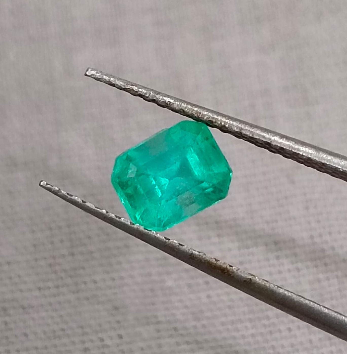 0.87ct Exceptional luster Colombian Emerald , 100% Natural Earth Mined Gemstone