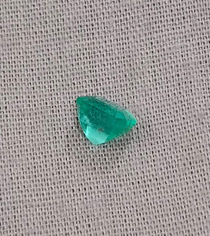 0.87ct Exceptional luster Colombian Emerald , 100% Natural Earth Mined Gemstone