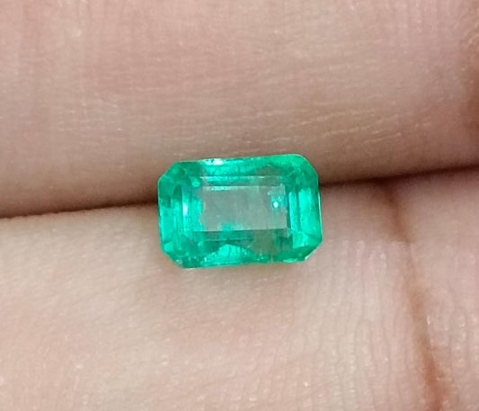 0.99ct Bright Green Emerald , 100% Natural Earth Mined Gemstone