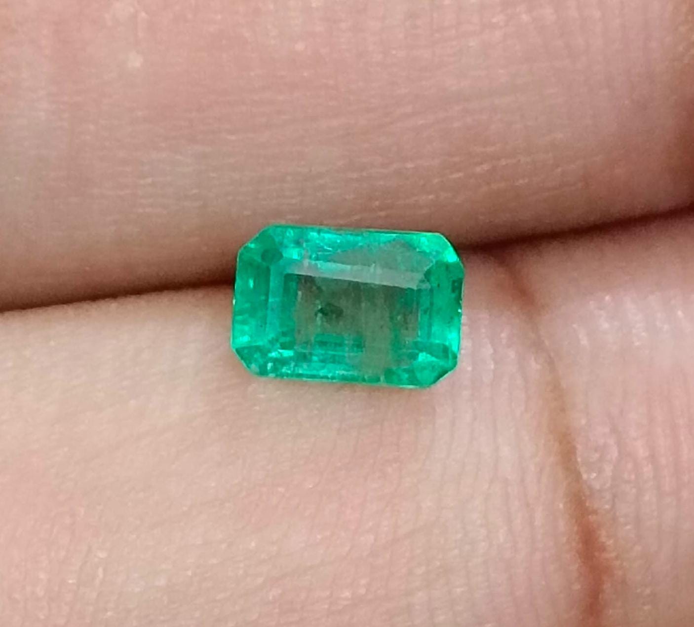 0.99ct Bright Green Emerald , 100% Natural Earth Mined Gemstone