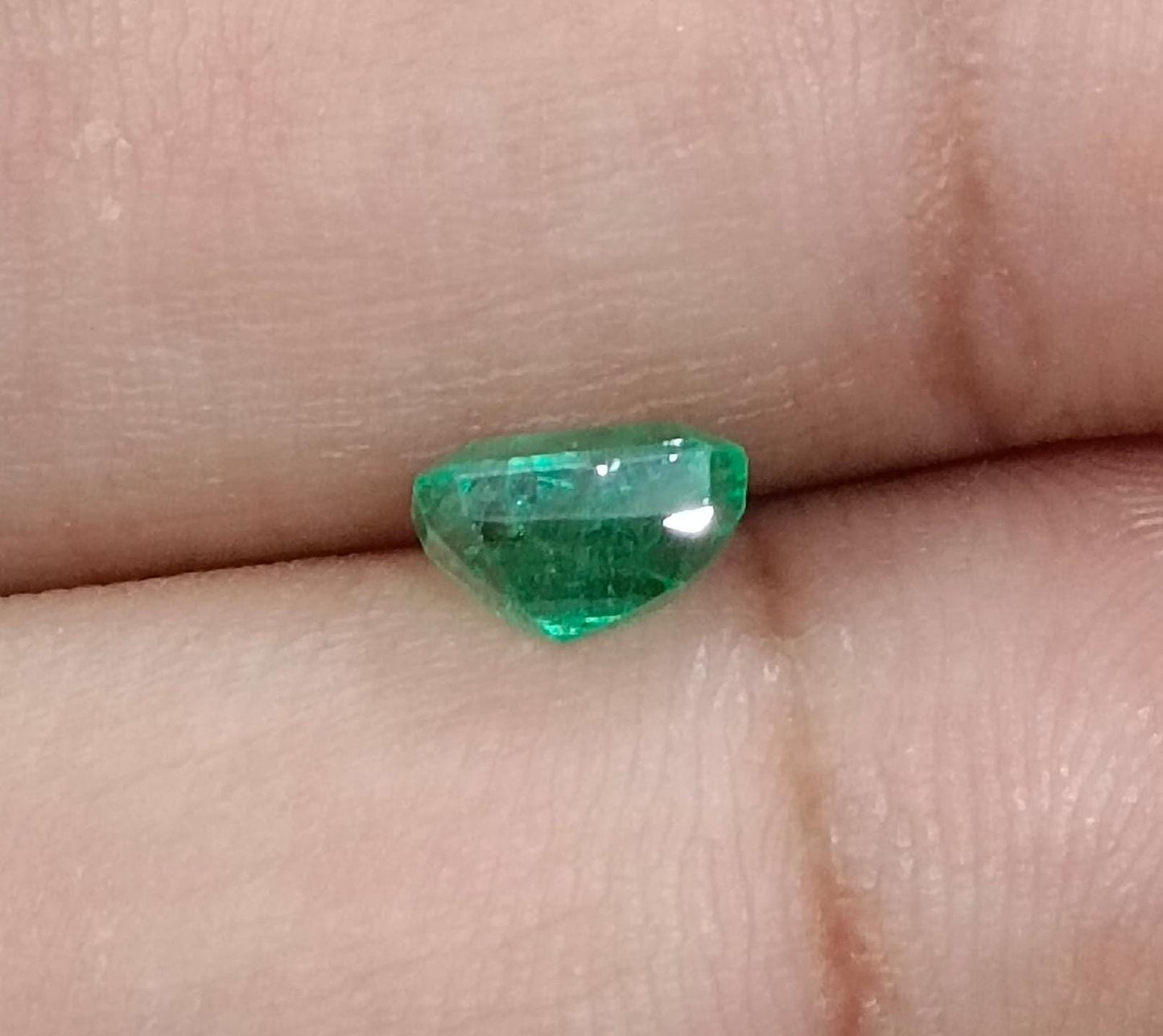 0.99ct Bright Green Emerald , 100% Natural Earth Mined Gemstone