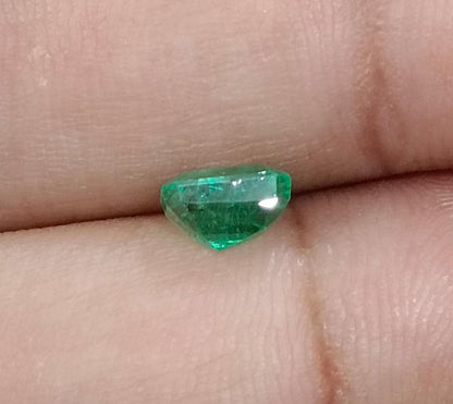 0.99ct Bright Green Emerald , 100% Natural Earth Mined Gemstone