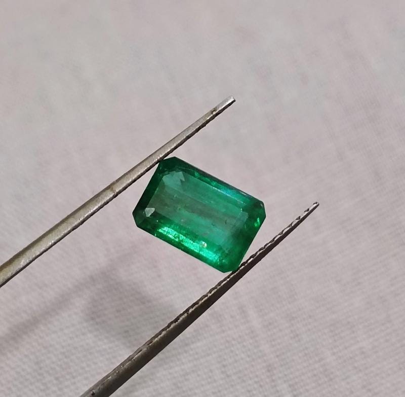 GSI Certified 1.64ct AAA Grade Zambian Emerald , 100% Natural Earth Mined Gem.