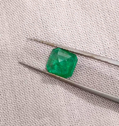 GSI Certified 1.70ct Medium İntense Green Swat Emerald , 100% Natural Earth Mined Gemstone