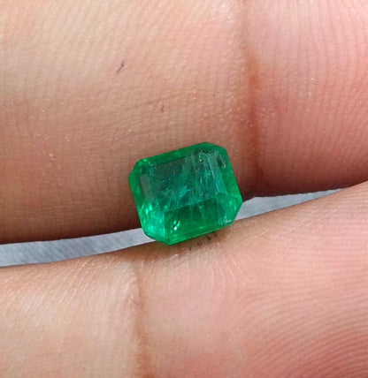 GSI Certified 1.70ct Medium İntense Green Swat Emerald , 100% Natural Earth Mined Gemstone